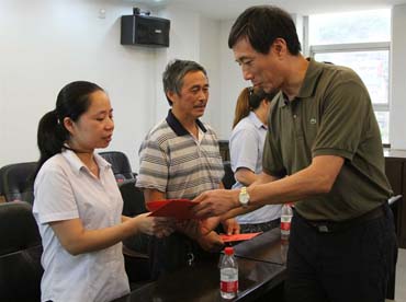 省總工會(huì)黨組書記、副主席陳震一行到順昌虹潤(rùn)精密儀器有限公司慰問困難職工